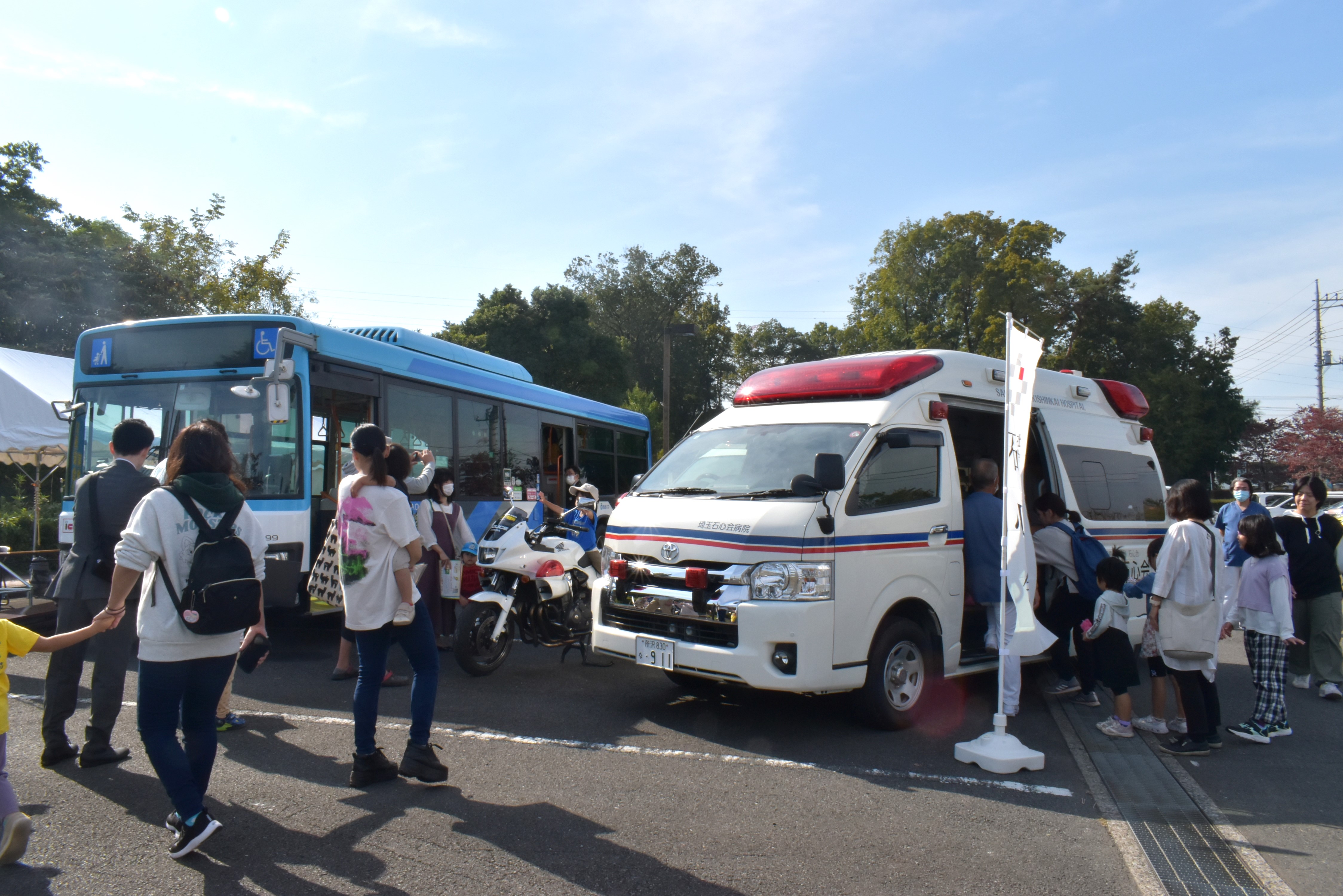 展示された埼玉石心会病院の救急車や西武バスのバス、埼玉県警察の白バイ